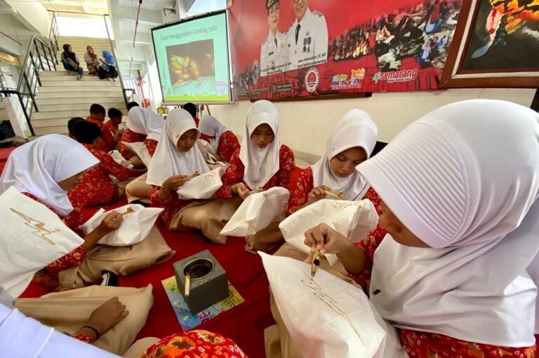 Siswa Belajar Membatik Kain Wastra di Pasar Johar Semarang