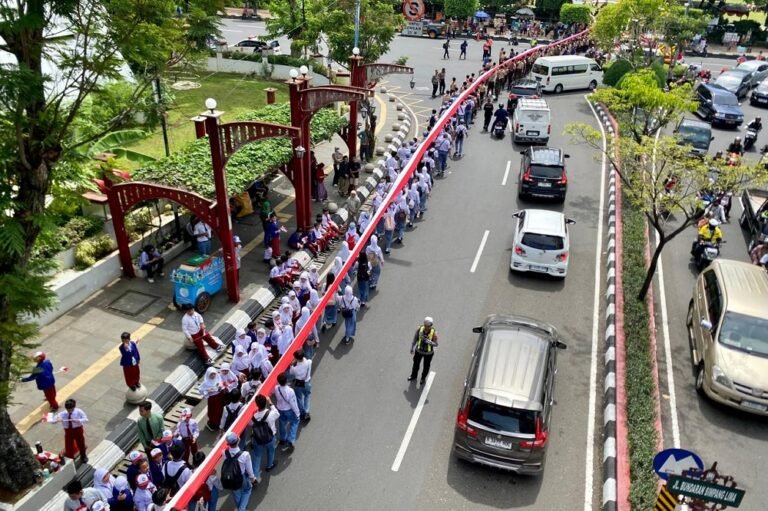 1945 Meter Bendera Merah Putih Dibentangkan di Hari Pahlawan