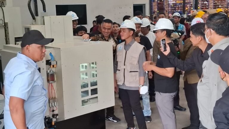 Kunjungi Pabrik Manufaktur DTech Engineering di Tengaran, Wapres Gibran Promosikan Produk Lokal  