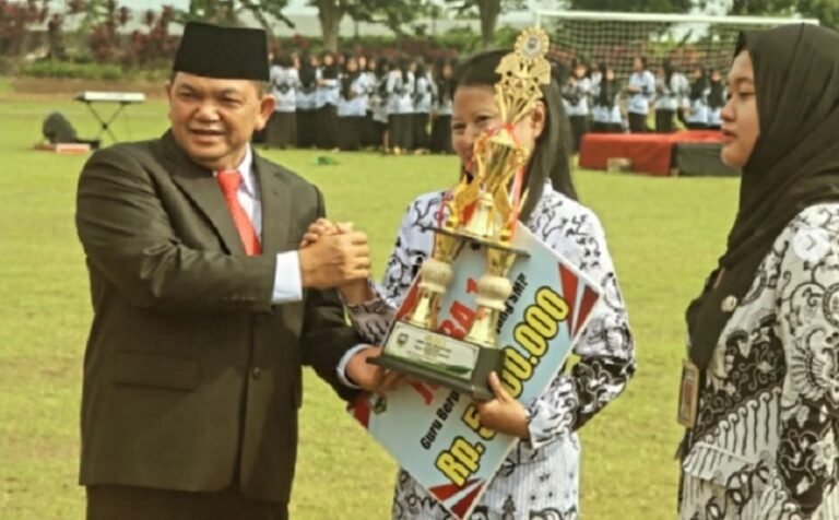 Bupati Semarang Pimpin Upacara Hari Guru, Agen Peradaban di Tengah Kompleksitas Permasalahan Siswa