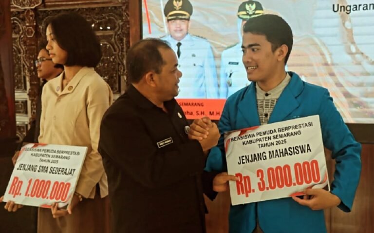 89 Mahasiswa-110 Pelajar SMA Terima Beasiswa, Diwejang Gunakan untuk Pendidikan