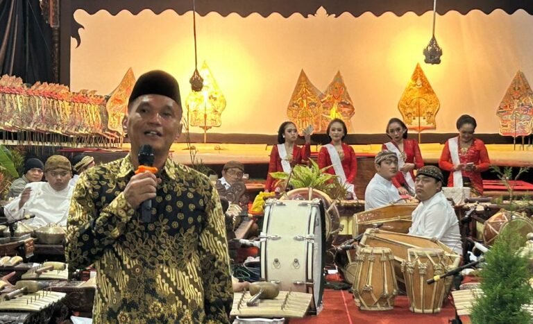 Gelar Wayang Kulit 30 Jam Nonstop Diikuti 23 Dalang, Ketua DPRD Jateng Sumanto Dinobatkan sebagai Bapaknya Wayang Kabupaten Karanganyar