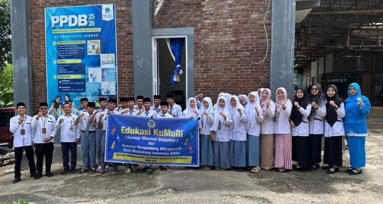 Tim Prodi D3 Keperawatan UNW Edukasi Siswa MA Roudlotul Jannah-SMK Perintis 29 Ungaran Bahaya Minuman Berperisa dan Mikroplastik