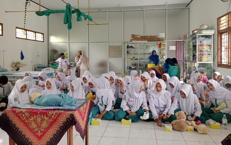 Melalui Edukasi Dasar Pijat Bayi, Prodi D3 Keperawatan UNW Bekali Keterampilan Siswa SMK An-Nur Boyolali