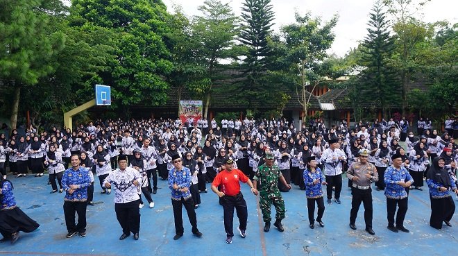 Gebyar Peringatan HUT Ke-80 PGRI,  HGN dan HUT Ke-54 Korpri Kecamatan Pringsurat