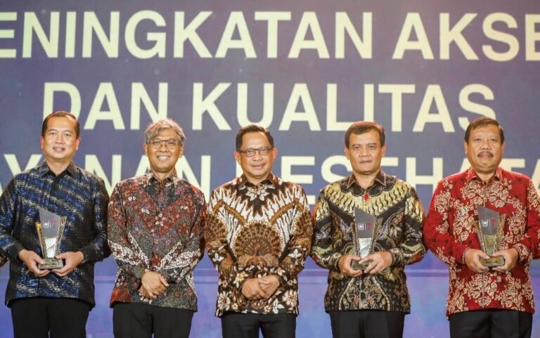 Ahmad Luthfi Bawa Jawa Tengah Raih Penghargaan Layanan Kesehatan Terbaik dari Kemendagri