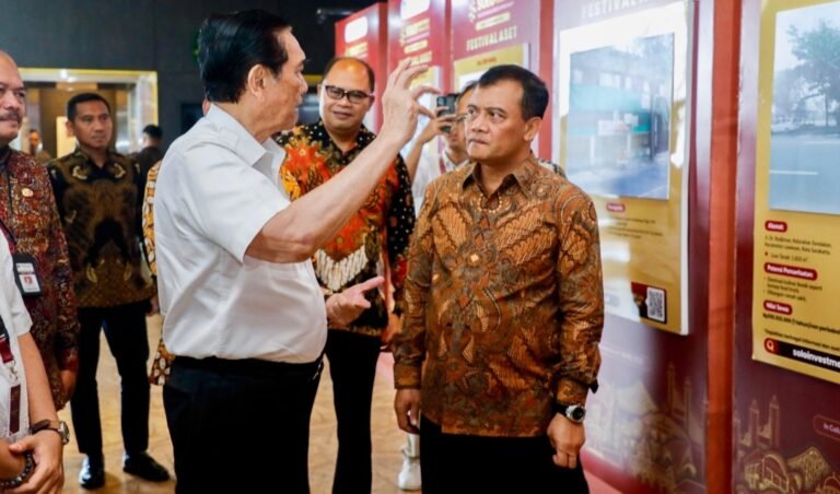 Luhut Acungi Jempol Ahmad Luthfi