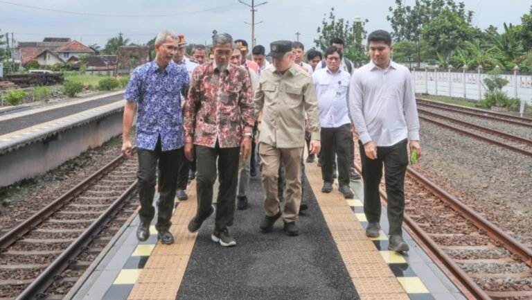 Sekda Dampingi Menhub Tinjau Lokasi Rel Terdampak Banjir dan Rencana Lokasi Dry Port