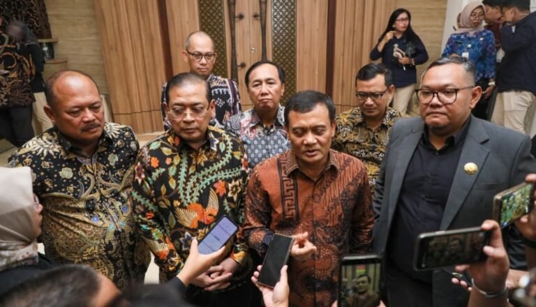 Gubernur Jateng: Birokrasi itu Melayani Bukan Minta Dilayani