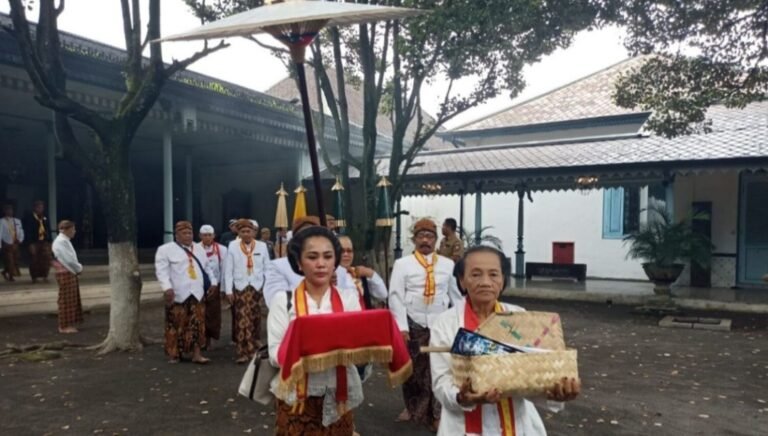 Puncak Jumeneng Dalem, SISKS Pakoe Boewono XIV Pimpin Hajad Dalem Labuhan Gangsalan Panggena