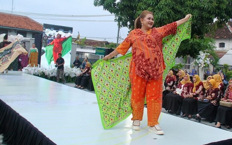Mbak Ita, Tampil Anggun Fashion Show di Tahanan