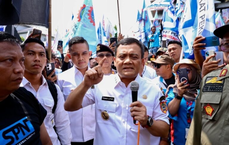 Gubernur Ahmad Luthfi Tetapkan UMP Jawa Tengah 2026 Rp 2.327.386