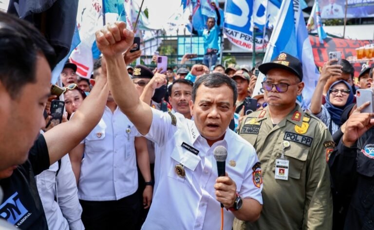 Usai Tetapkan UMP 2026, Gubernur Ahmad Luthfi Temui Buruh yang Demo