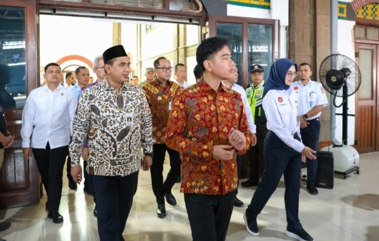 Wagub Jateng Dampingi Wapres Tinjau Stasiun Tawang Semarang
