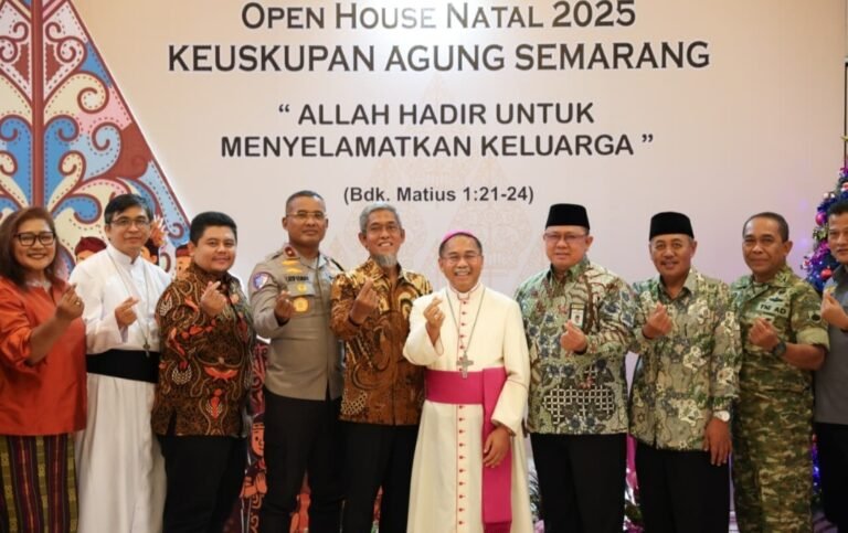 Kunjungi Gereja Katolik dan Pantekosta, Sekda Jateng Pesan agar Umat Menjaga Lingkungan