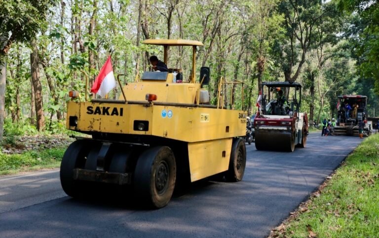 REFLEKSI INFRASTRUKTUR JATENG 2025, Dulu Retak Bergelombang, Kini Jalan Mulus Terbentang
