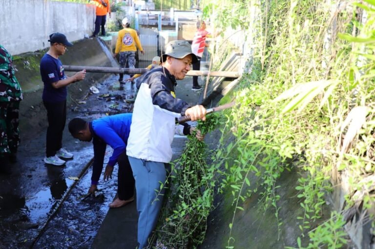 Sam’ani Pimpin Kerja Bakti Saluran Air Jalan Agil Kusumadya