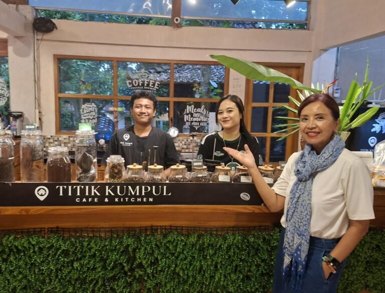 Ingin Nguliner di Tengah Hutan? Anda Wajib Sambangi Titik Kumpul Cafe & Kitchen
