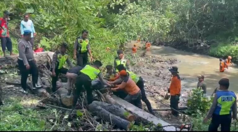 Antisipasi Banjir, Polres Sukoharjo dan Warga Bersihkan Anakan Sungai Samin