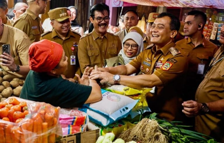 Jelang Natal dan tahun Baru, Gubernur Ahmad Luthfi Sidak Pasar Cek Harga Bahan Pokok