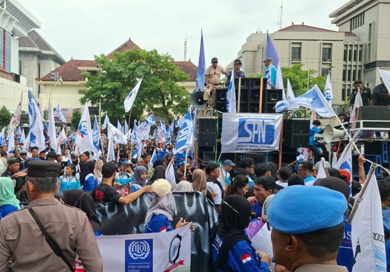 Ratusan Massa Buruh Gelar Aksi Tuntut Kenaikan Upah