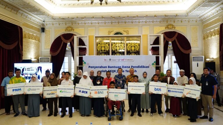 OJK Jateng dan FKIJK Salurkan Dana Pendidikan