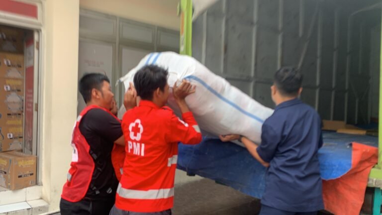 PMI Solo Kirim Pakaian Dalam untuk Korban Bencana Sumatra