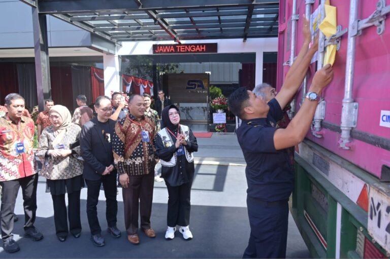 Bupati Etik Lepas Ekspor Perdana 14 Ribu Pasang Sepatu Produksi Sukoharjo ke Amerika