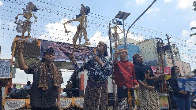 Seniman Nogosari Boyolali Galang Donasi Korban Banjir Lewat Pentas Wayang di Jalan