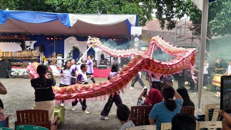 Pentas Wayang Kulit dan Barongsai Dekatkan Siswa dengan Budaya