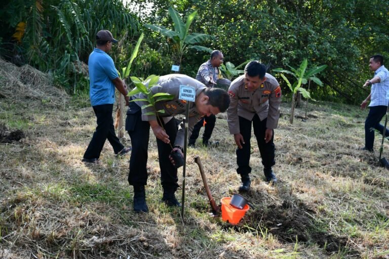Polres Karanganyar Tanam Pohon dan Tebar Ribuan Bibit Ikan