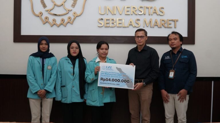 UNS Salurkan Santunan Rp 54 Juta untuk Mahasiswa Terdampak di Sumatera