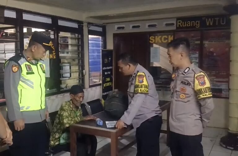 Kebingungan, Lansia Asal Magetan Pulang Diantar Polisi