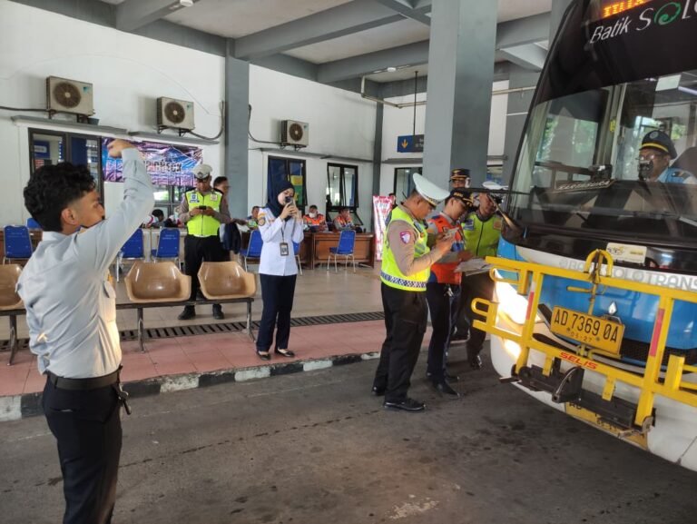 Antisipasi Laka Lantas, Polresta Surakarta Gelar Ramp Check di Terminal Tirtonadi