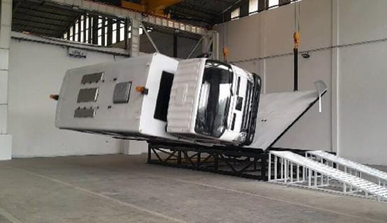 Pertama di Indonesia, Karoseri Laksana Uji Guling Kendaraan Manhauler Secara Utuh