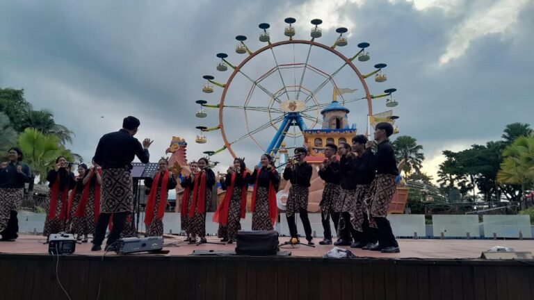 Kemeriahan Kampung Natal Saloka Hadirkan Replika Pohon Natal Raksasa hingga Show Spektakuler
