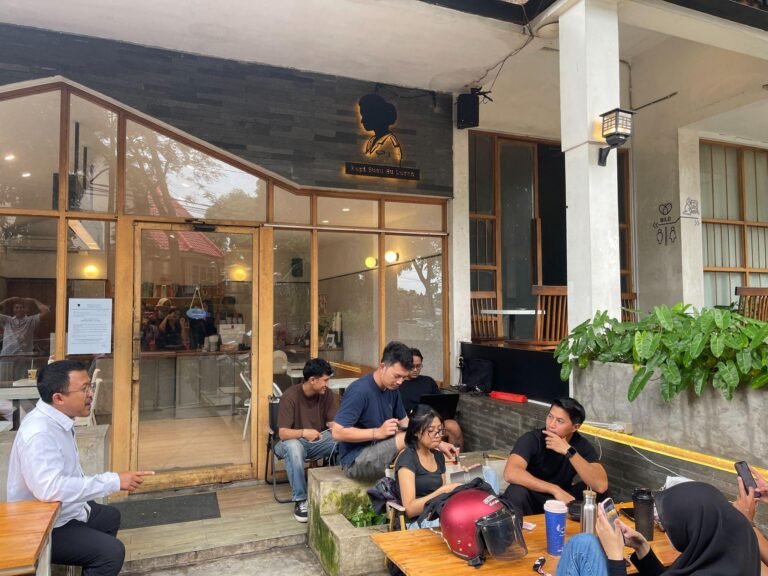 Kopi Susu Bu Lurah Semarang, Pilihan Nongkrong Nyaman di Tengah Kota