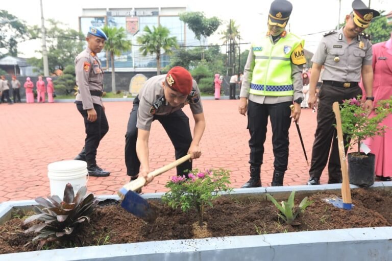 87 Personel Polres Semarang Naik Pangkat Wajib Tanam Bibit Pohon