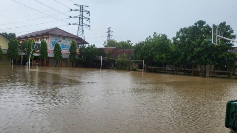 Puluhan Sekolah di Kudus Tergenang Banjir, KBM Diizinkan Daring