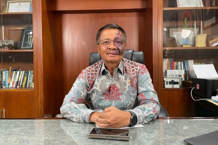 Muhdi, Tokoh Pejuang Guru Raih Penghargaan Man Of The Year 2025 