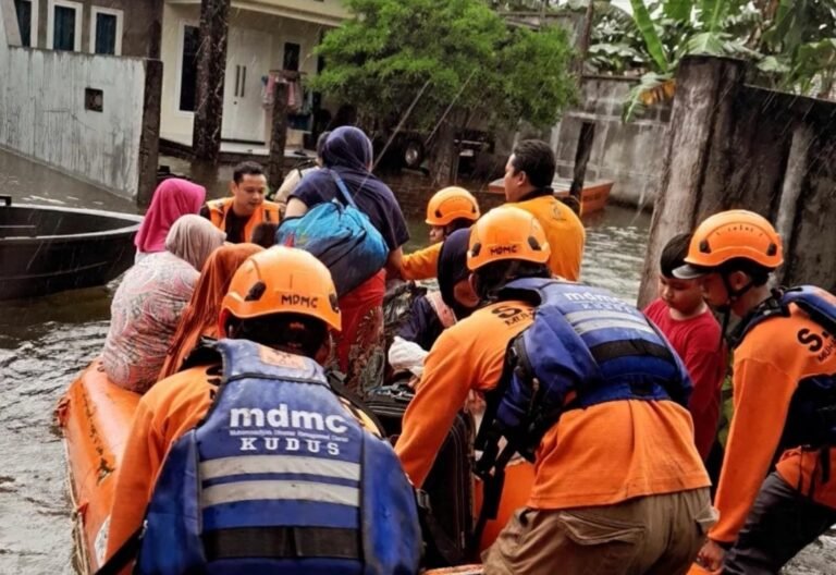 MDMC Kudus Terjun Lapangan Bantu 25 Desa Terendam Banjir 