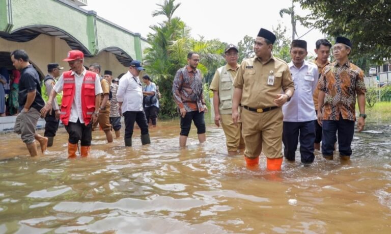 Wagub Jateng Taj Yasin Tinjau Banjir Pekalongan, Minta Evakuasi Kelompok Rentan dan Penanganan Berlapis