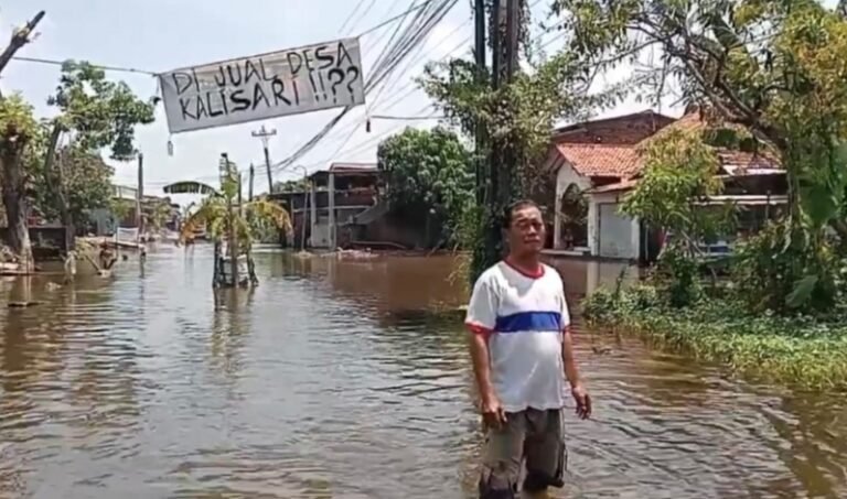 Jengkel Banjir Tak Kunjung Surut, Warga  Bentangkan Spanduk “Desa Dijual”