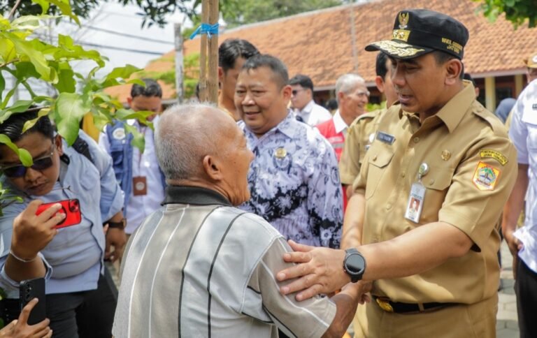 Banjir Pekalongan, Wagub Taj Yasin Evakuasi Dua Lansia Lemas