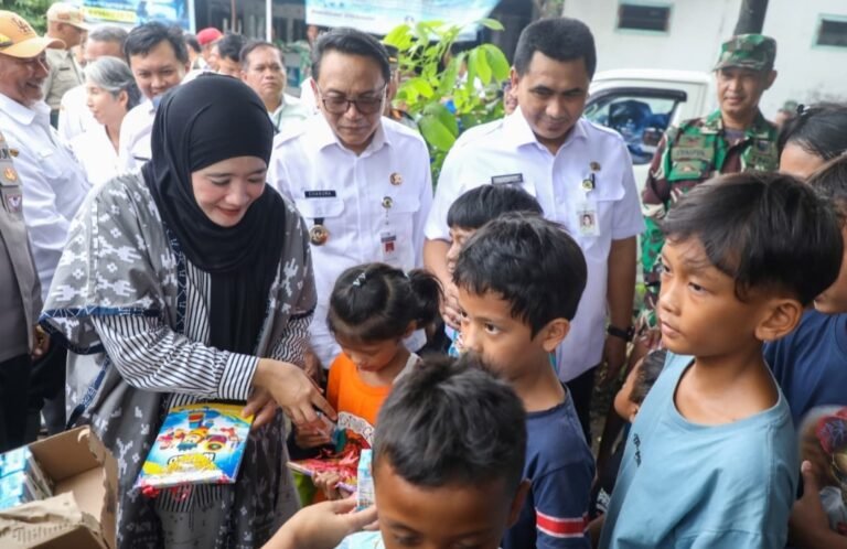 Ning Nawal Kunjungi Korban Banjir Pati, Bagikan Susu dan Buku untuk Anak-Anak