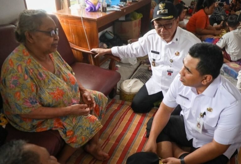 Wagub Jateng Temui Lansia Pengungsi Banjir Pati yang Sempat Jatuh