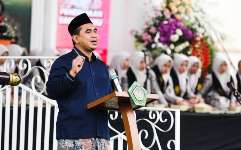 Wagub Taj Yasin Salurkan Bisyarah bagi Santri di Jawa Tengah 