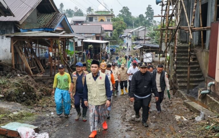 Wagub Taj Yasin Tinjau Banjir Bandang Pemalang, Banyak Rumah Hancur 