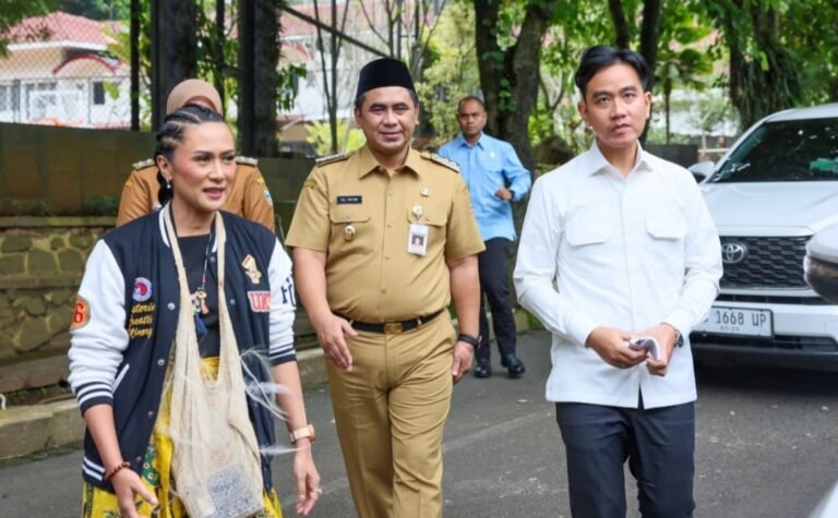 Gibran dan Wagub Jateng “Ngantin” Bareng Mahasiswa UKSW, Rektor: Mas Wapres, Kami akan Buka Magister AI