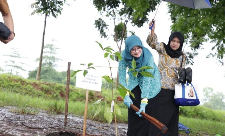 Mitigasi Banjir, Nawal Yasin Minta Kader PKK Jateng Tanam Pohon di Halaman Rumah